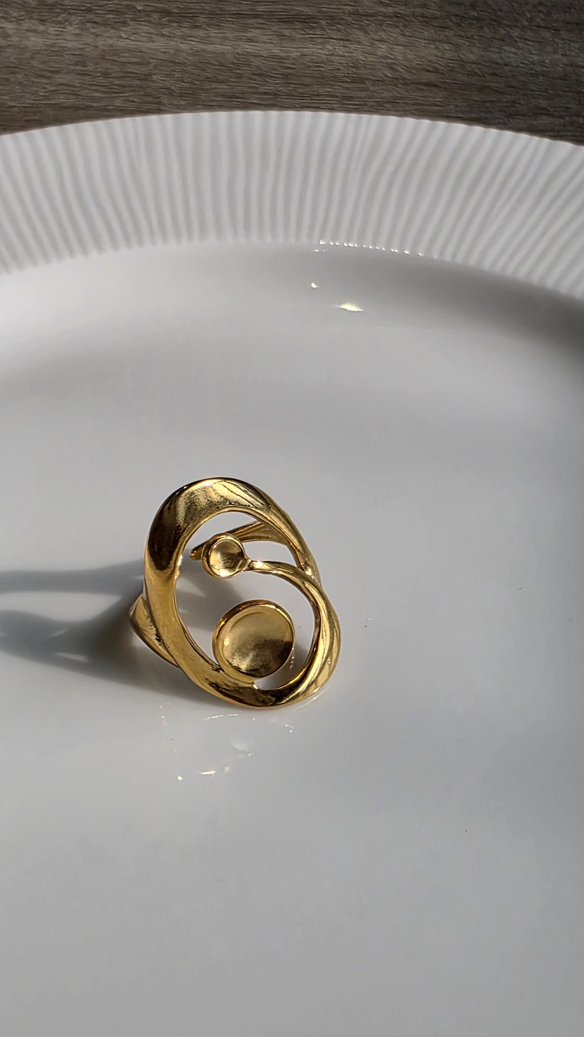 Oval shaped ring - Thumbnail 2