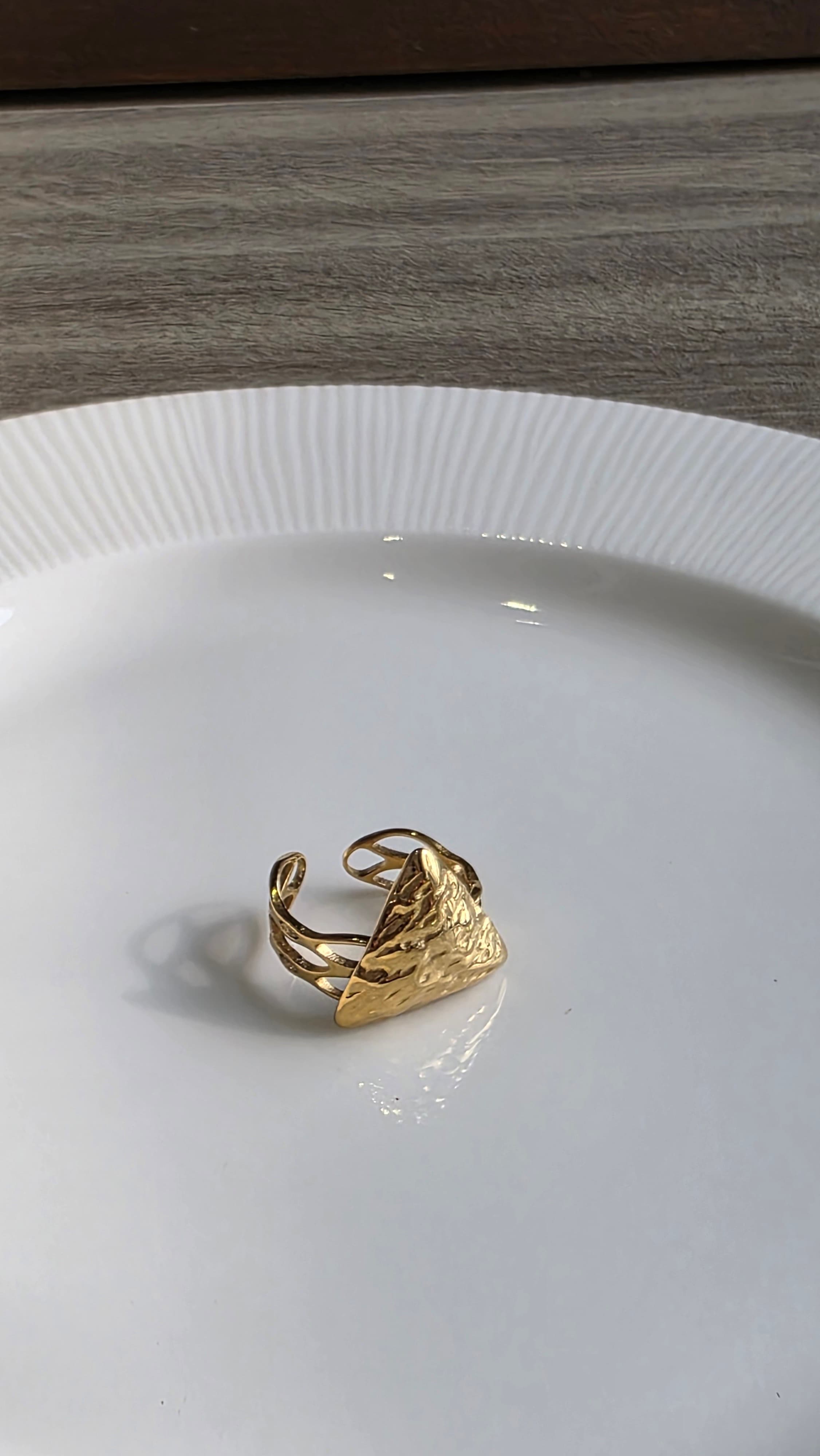 Textured triangular ring - Image 1