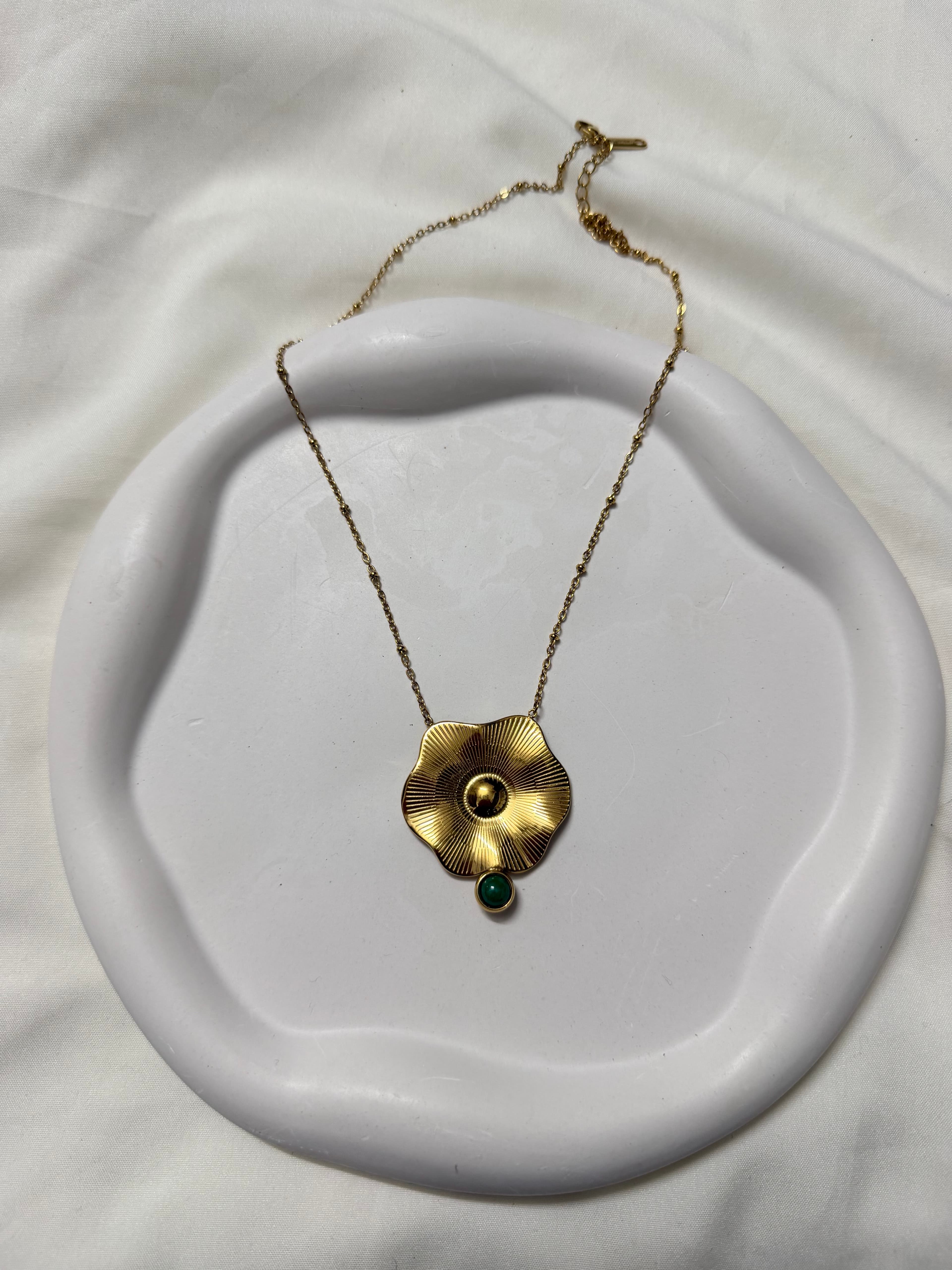 Flower with drop (green) stone - Image 1