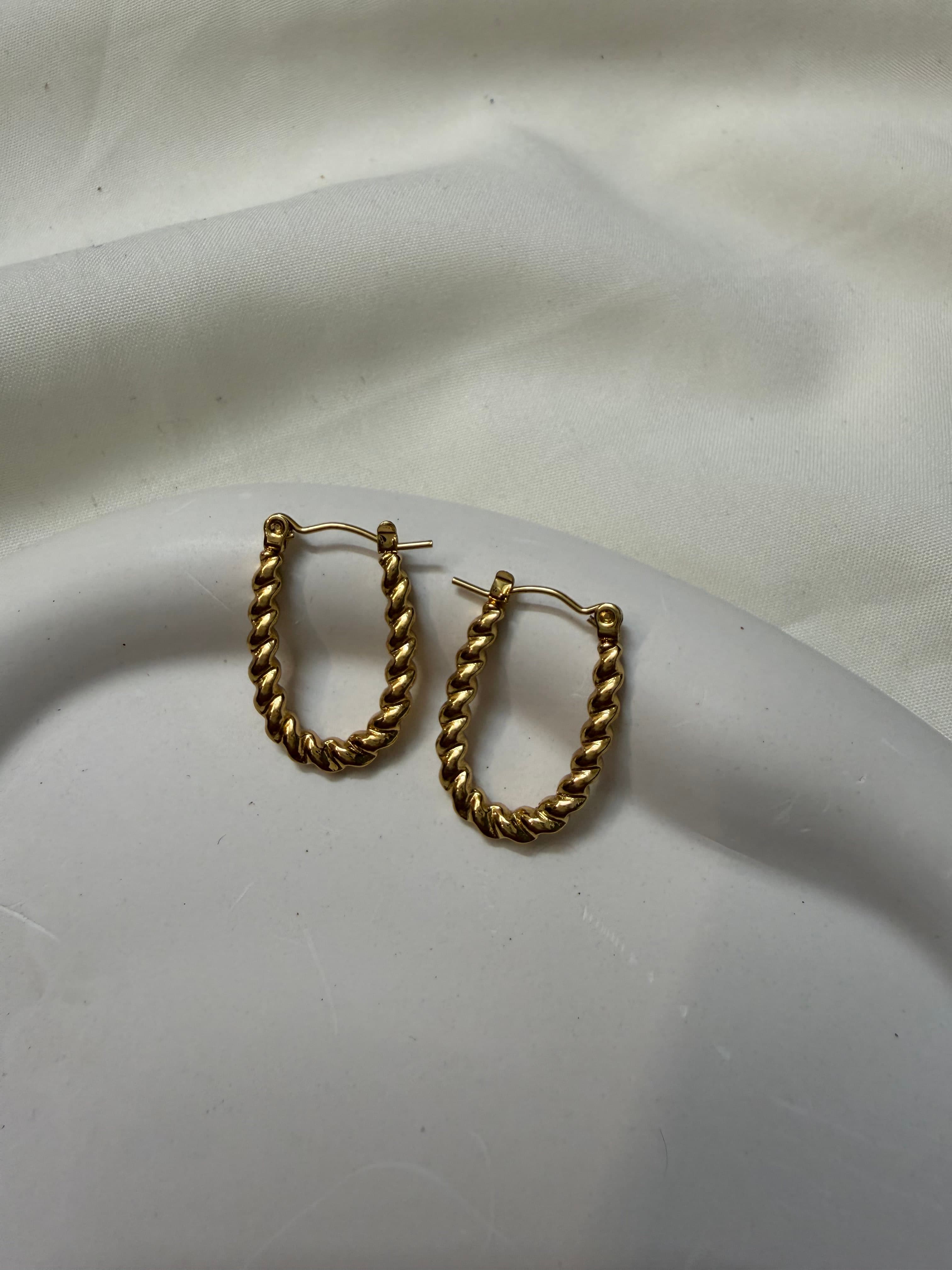 Flattened oval hoops - Image 1