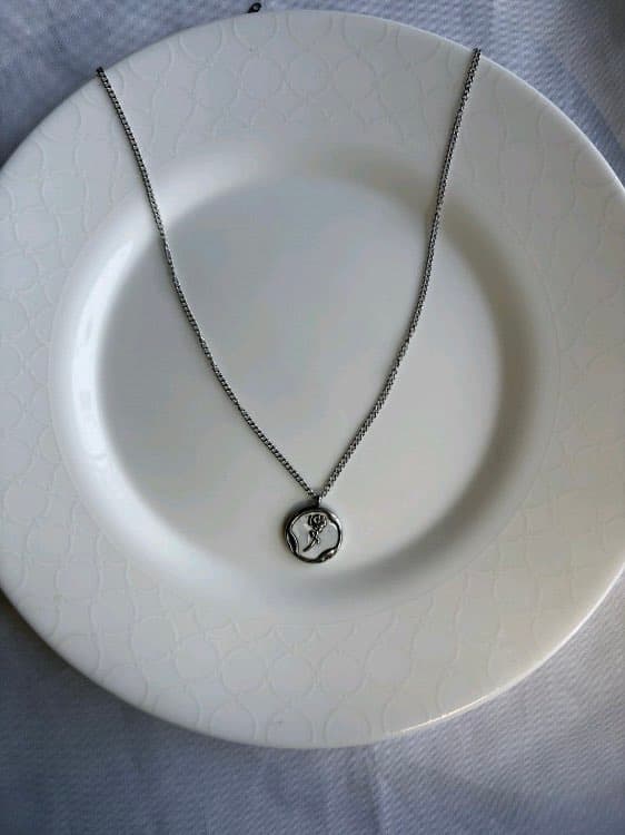 Rose themed pendant (silver) - Image 1