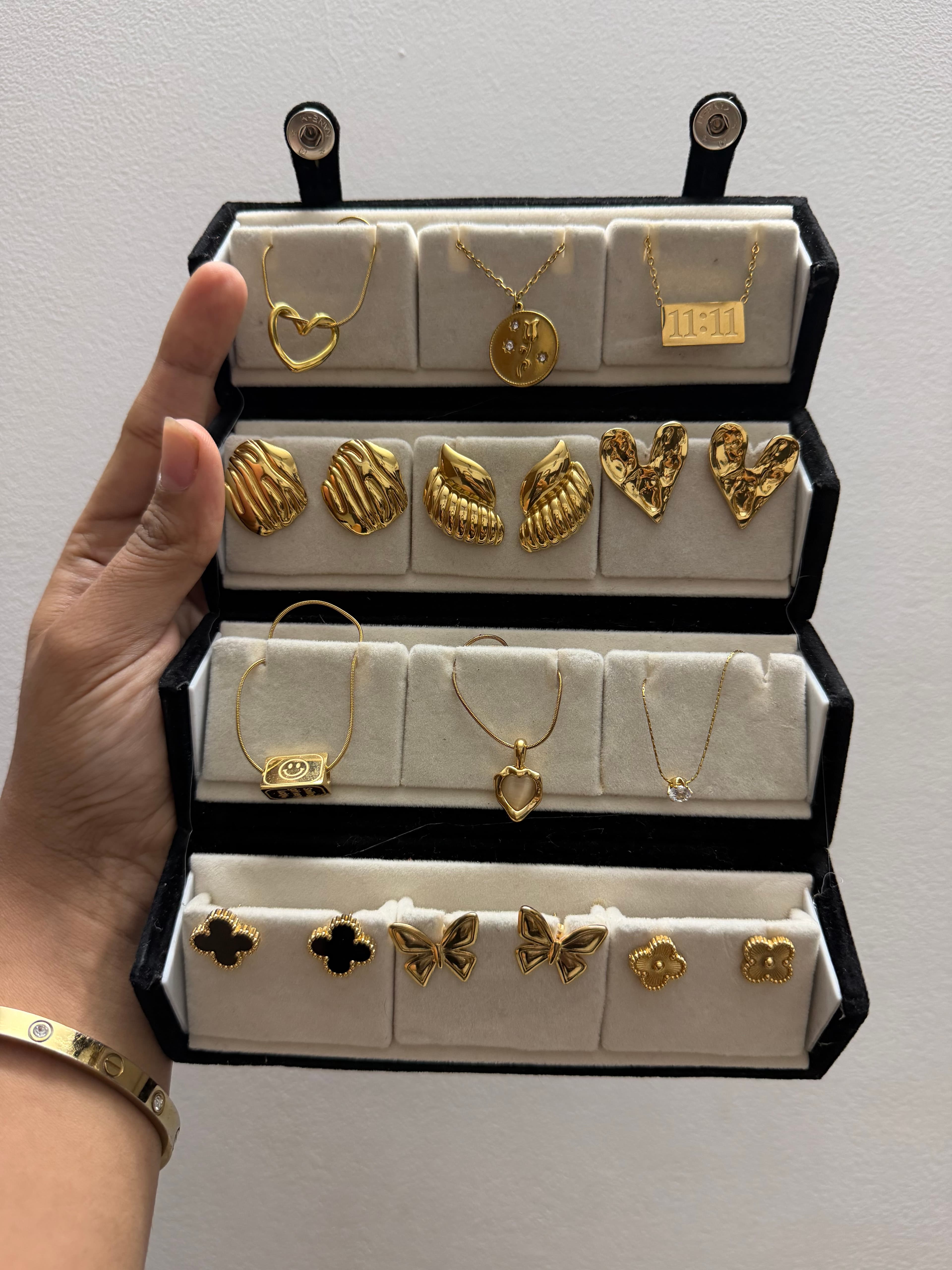 6 chains + 6 earrings + 1 jewellery box - Image 1