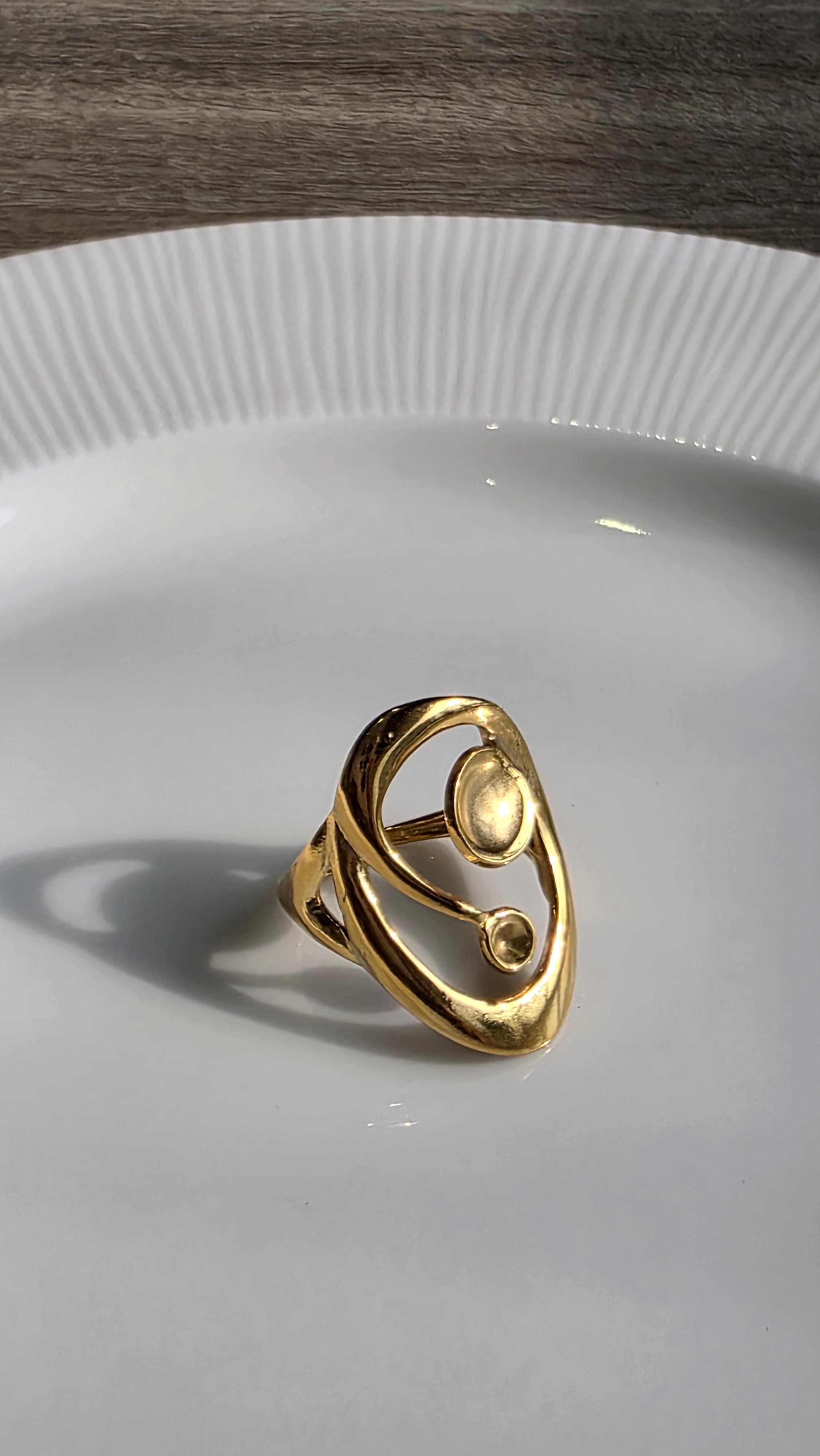 Oval shaped ring - Image 1