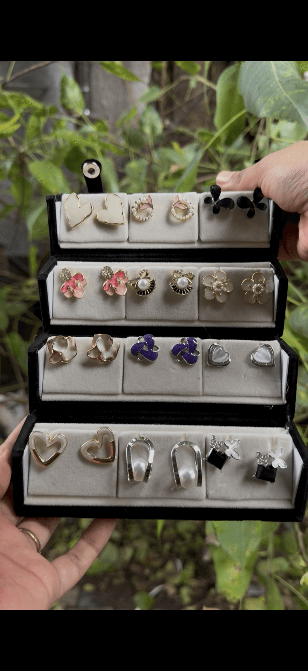 Jewellery box with Korean earrings - Image 1