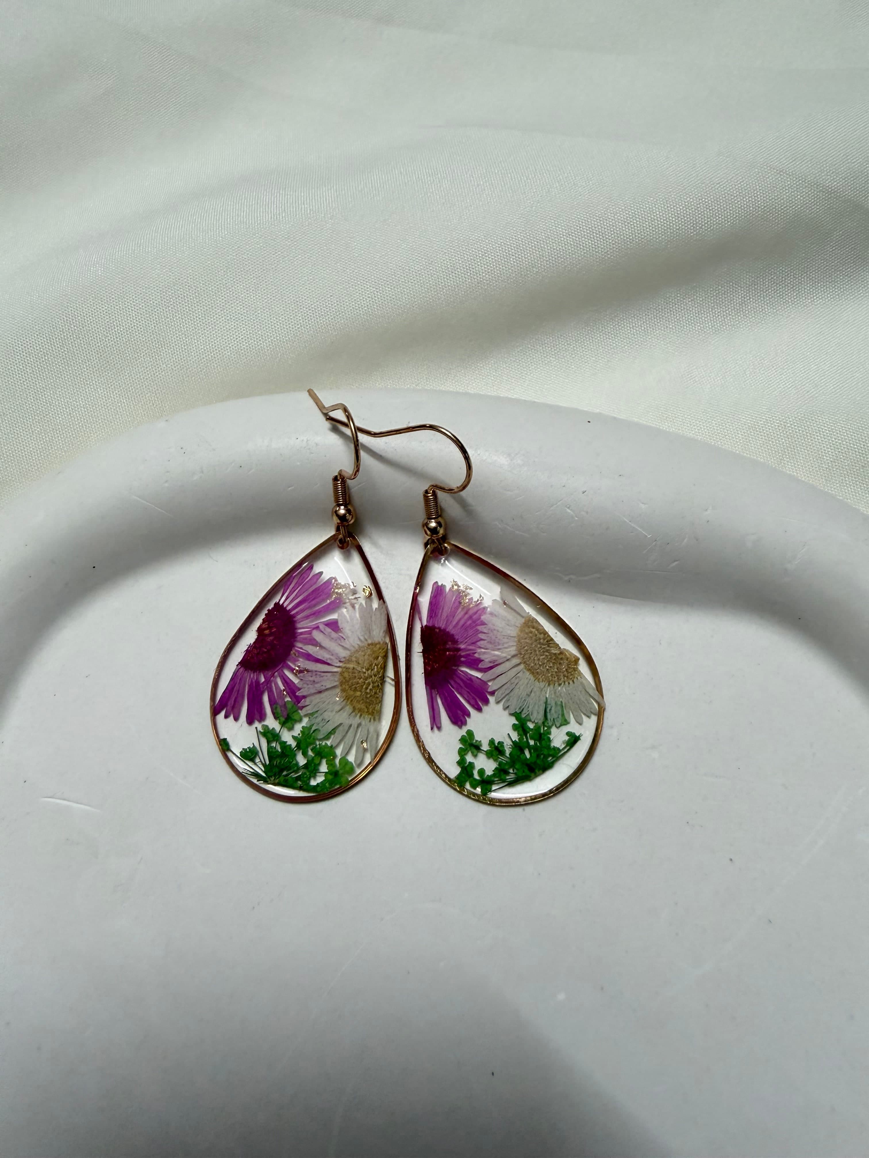 Cottage floral daisy resin earrings - Image 1