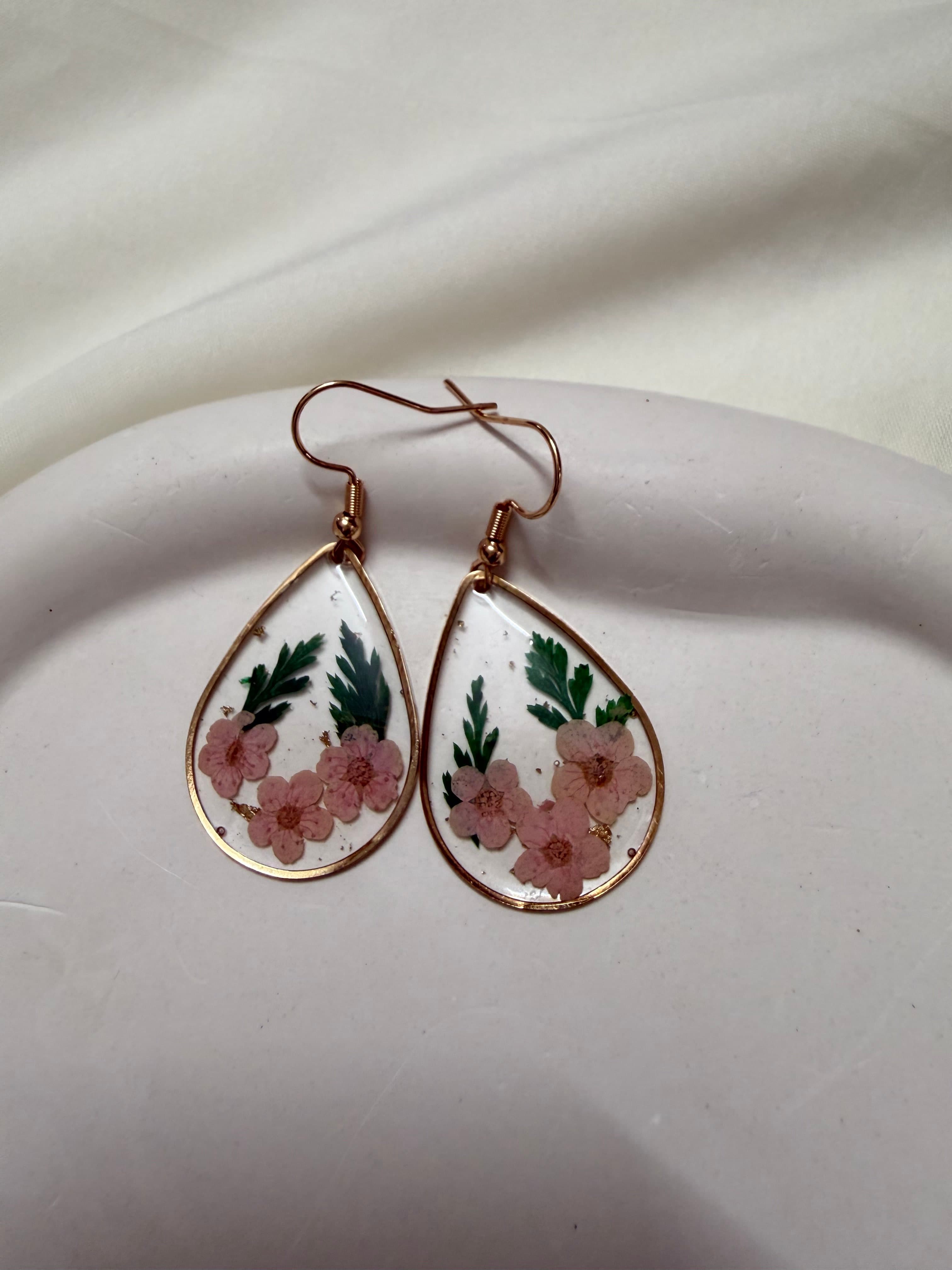 Sweet pink flower resin earrings - Image 1